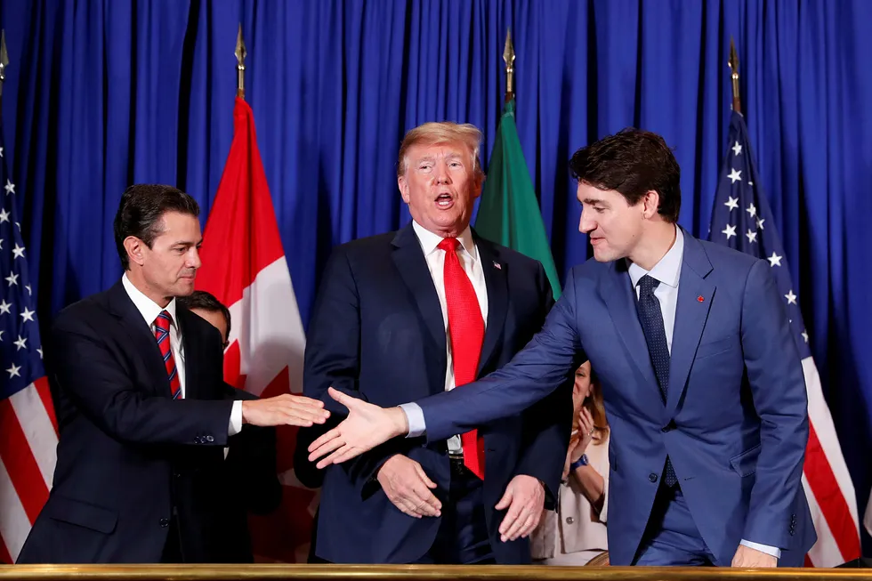 Donald Trump skrev i Buenos Aires under en handelsavtale med Canadas statsminister Justin Trudeau (til høyre) og Mexicos president Enrique Pena Nieto.