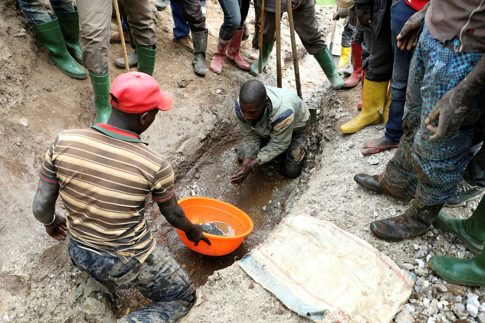 Våre nye dingser trenger mineraler fra blant annet i Kongo. Betydelige verdier fører til brutale gruvekonflikter og det er kvinner og barn som betaler den største prislappen, skriver artikkelforfatteren. Her henter gruvearbeidere ut coltan i Birambo, Masisi i Kongo 1. desember 2018.