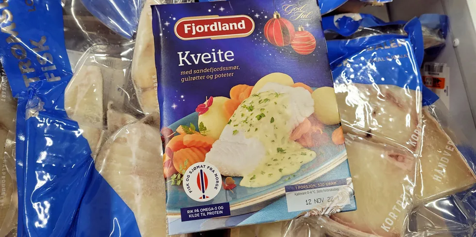 Kveitemiddagen fra Fjordland koster nå 128 kroner. Her er ferdigmat-utgaven fotografert sammen med en konkurrent til middagsbordet: fryst kveite.