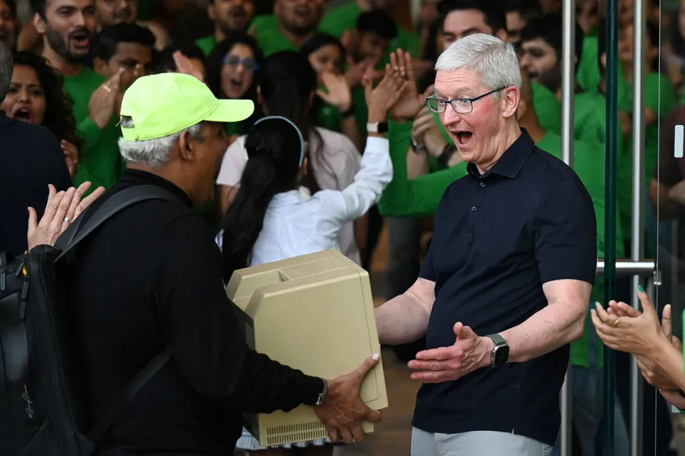 Apples konsernsjef Tim Cook tilbringer hele uken i India for å møte politikere, samarbeidspartnere og kunder. Her fra åpningen av Apples første egne utsalg i Mumbai, hvor en Apple-fan viste frem sin gamle Macintosh.