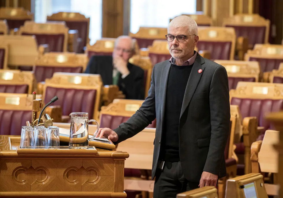 Justispolitisk talsperson Petter Eide i SV mener koronaepidemien krever at politiet omprioriterer ressursene slik helsevesenet har gjort.
