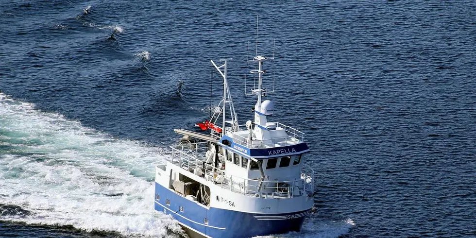 HJEMTUR: «Kapella» på vei hjem fra båtbyggeriet i Mandal, fiks ferdig utrustet for garn- og linefiske. Rederen regner imidlertid med at garn blir hovedredskapet, og da primært på fiskefeltene utenfor Senja.Foto: Jon Eirik Olsen