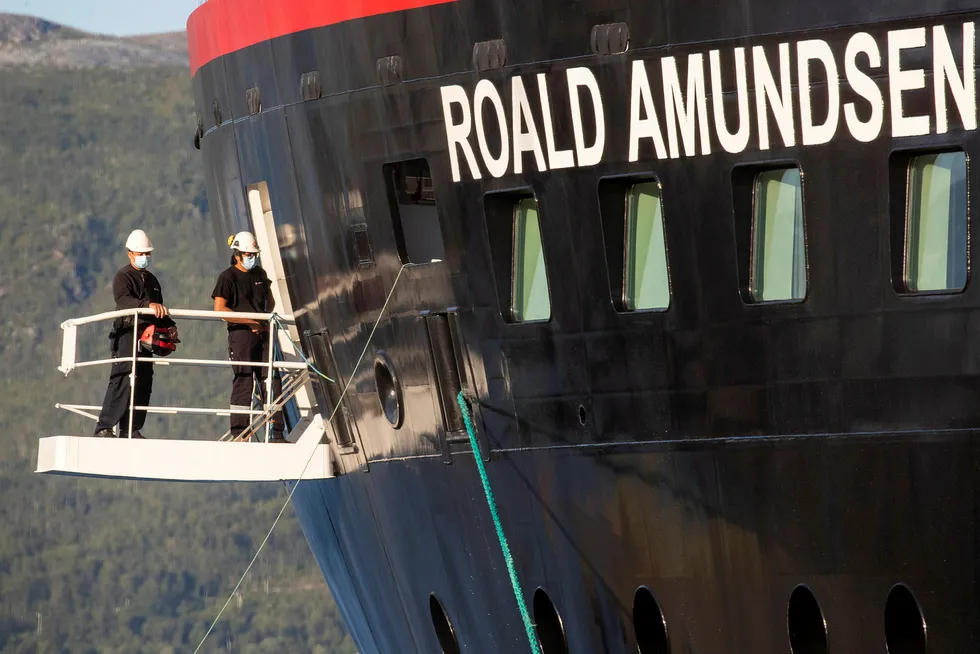 Hurtigruteskipet Roald Amundsen ligger fortsatt til kai i Tromsø – de om bord er i karantene.