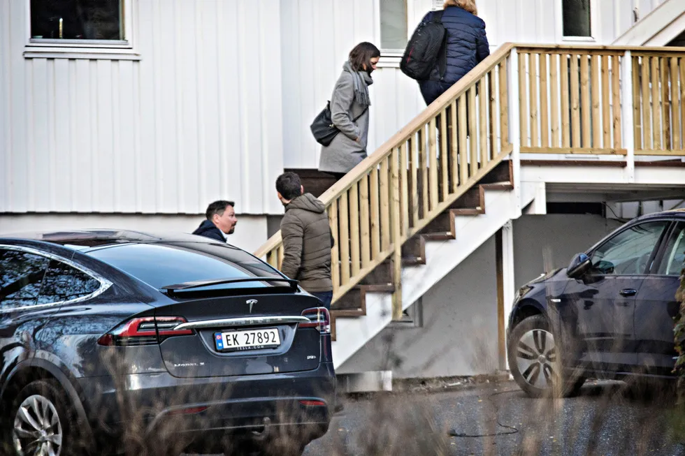 Da Skattekrim og politiet dukket opp hjemme hjemme hos Geir Fredriksen fredag 13. oktober i 2017, fant de dokumenter i hanskerommet på denne Teslaen som nå er sentrale i korrupsjonssaken.