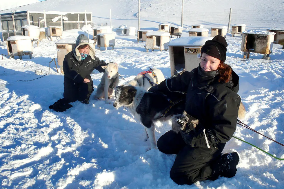 Marisol Was (36) (til venstre) og Anne von Blixen (34) kan ikke få fullrost Svalbard. Her er de tilbake fra hundekjøring utenfor Longyearbyen. Foto: Line Kaspersen