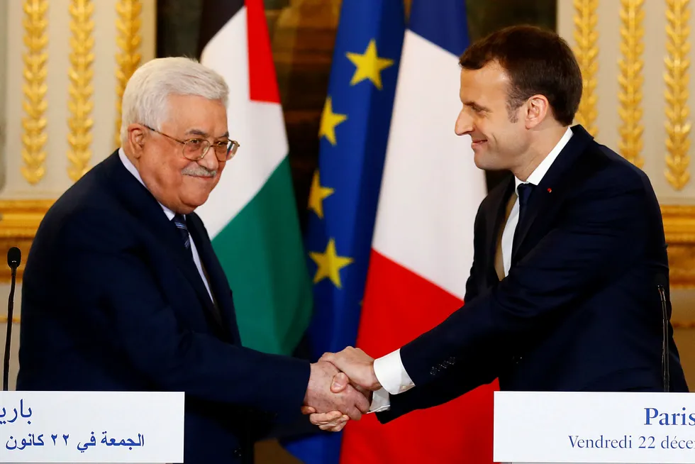 Palestinas president Mahmoud Abbas og Frankrikes president Emmanuel Macron møttes i Paris fredag. Foto: François Mori/AP/NTB Scanpix