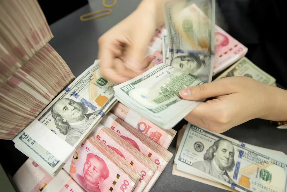 Etter at handelsforhandlingene brøt sammen i fjor sommer beskyldte Trump-administrasjonen Kina for å trikse med sin egen valuta for å styrke sin egen eksport. Nå fjernes Kina fra listen over land som manipulerer valutaen.