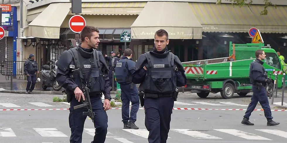 Forrige lørdag var politiet tungt bevepnet i gatene i Paris, dagen etter terrorangrepet i den franske hovedstaden. Foto: Ole Erik Klokeide