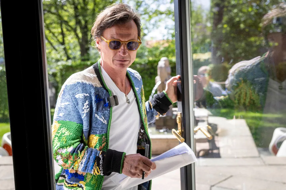 Petter Stordalen er frustrert over håndteringen av det nye samarbeidet mellom Strawberry og Norwegian på eiersiden – og peker i retning av Norwegians nest største eier, Sundt as. – Store habilitetskonflikter, sier Stordalen.