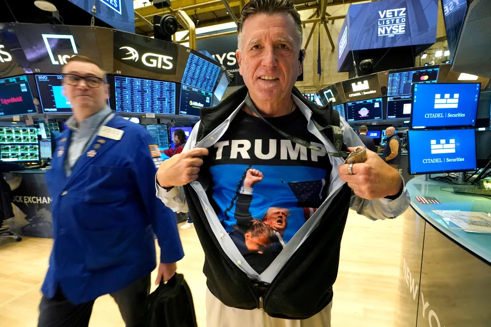 Alt Donald Trump gjør vil sannsynligvis bli gjort for å tilfredsstille Wall Street, skriver Tor Vollaløkken. Trader Walter Lundon på New York Stock Exchange (NYSE) dagen etter presidentvalget.