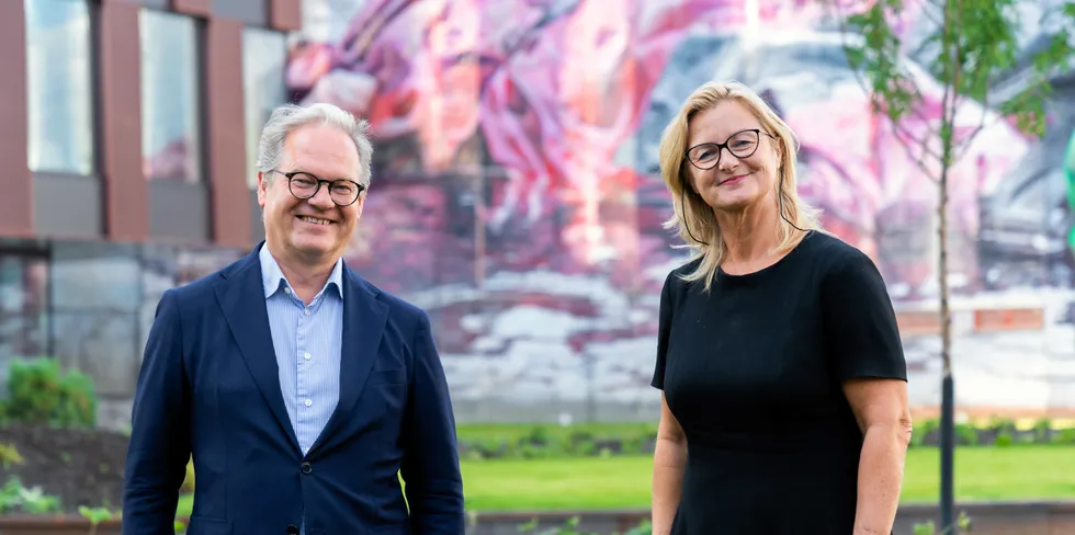 Styrelederne Lars Erik Torjussen (Agder) og Ann-Christin Andersen (Glitre) har blitt enig seg imellom om verdifordelingen mellom Agder Energi og Glitre Energi.