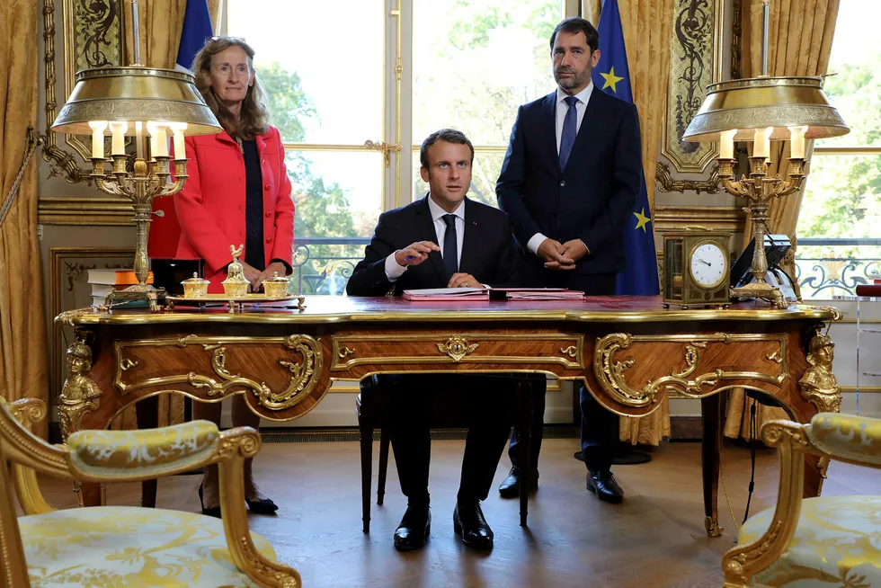 Frankrikes president Emmanuel Macron utpeker Christophe Castaner (stående til høyre) til ny partileder. Foto: LUDOVIC MARIN/AFP Photo/NTB scanpix