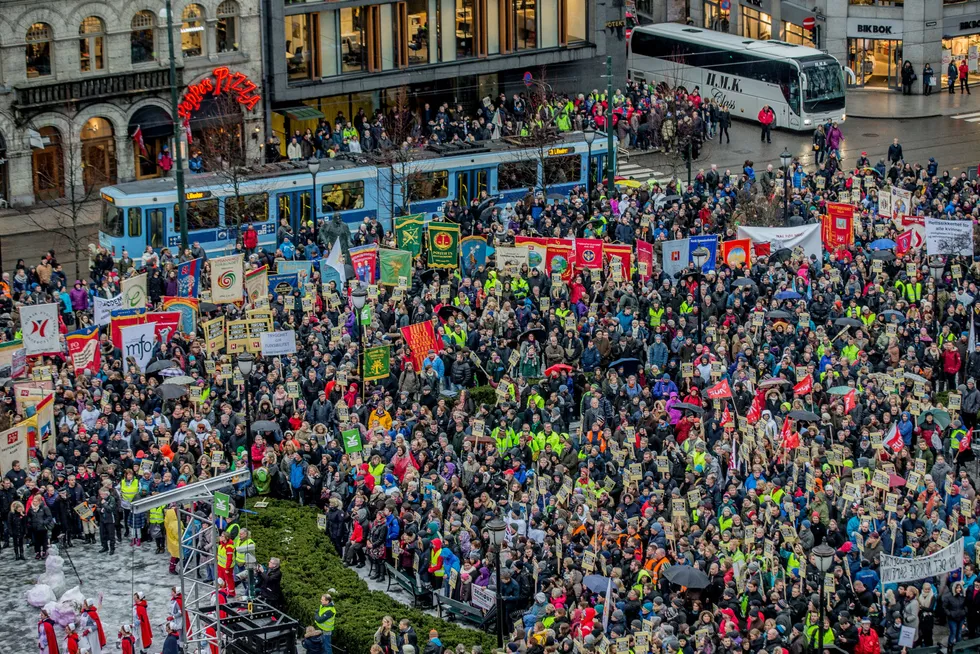 LO, Unio og YS gjennomførte en politisk streik i protest mot regjeringens forslag til endringer i Arbeidsmiljøloven i 2015.