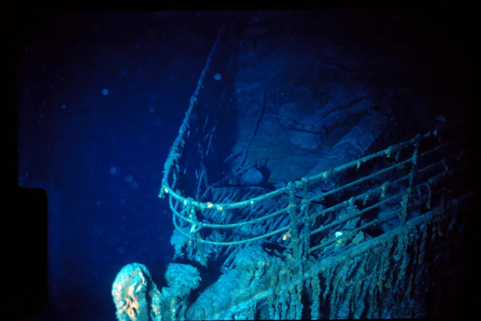 Vraket av Titanic ligger på 3800 meters dyp nord i Atlanterhavet.