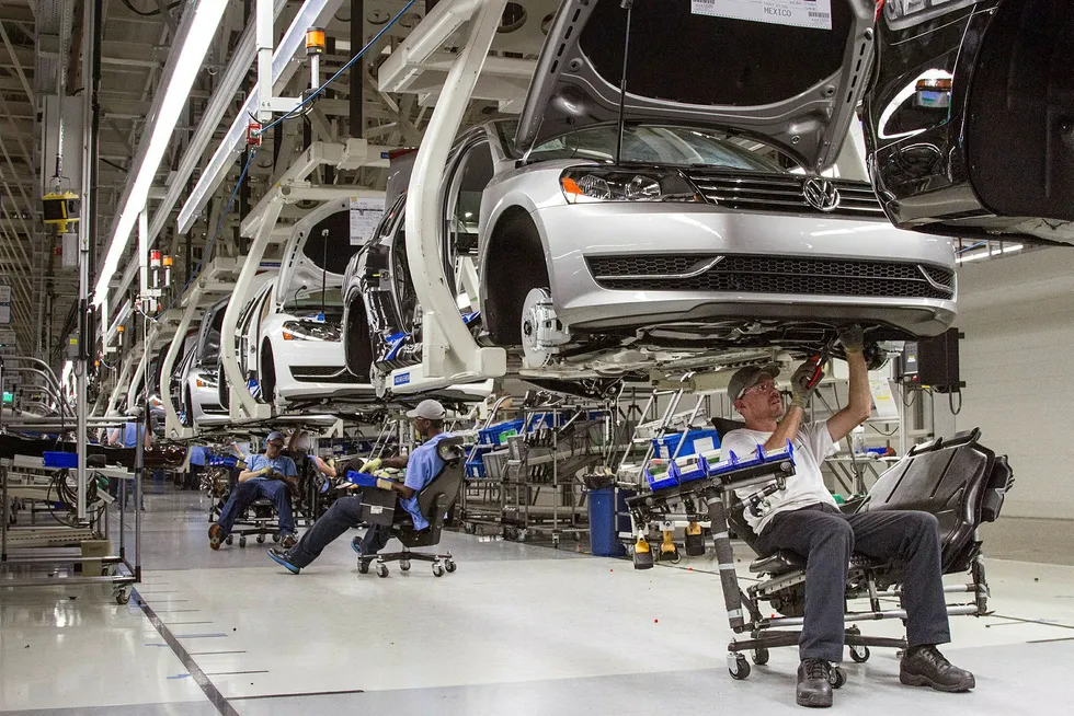 Volkswagen, som leder an i EU-markedet, tok inn 24,4 prosent av bilsalget det første halvåret i 2018, en vekst fra 23,3 prosent samme periode i fjor. Foto: Erik Schelzig / AP / NTB scanpix