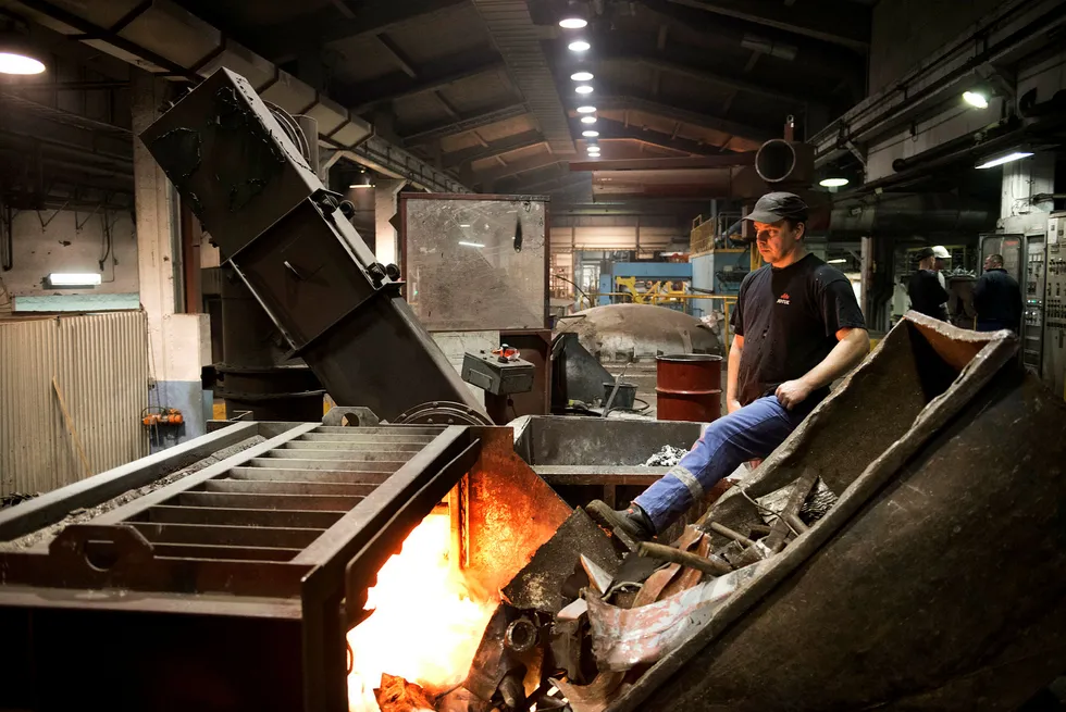 Rundt 100 personer mister jobben etter at Jøtul flagger ut produksjonen. Her fyller smelteoperatør Yngvar Nilsen på med skrapjern i smelteovnen ved fabrikken i Fredrikstad i 2013.