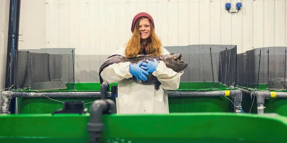 Helene Rønquist Knutsen med en flekksteinbit.Foto: Frida Bringslimark