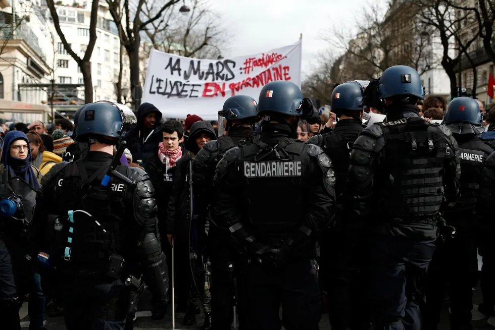 Demonstranter møter opprørspoliti i Paris under protest mot pensjonsreform i mars 2020. Neste konfrontasjoner kan bli langt mer dramatisk.