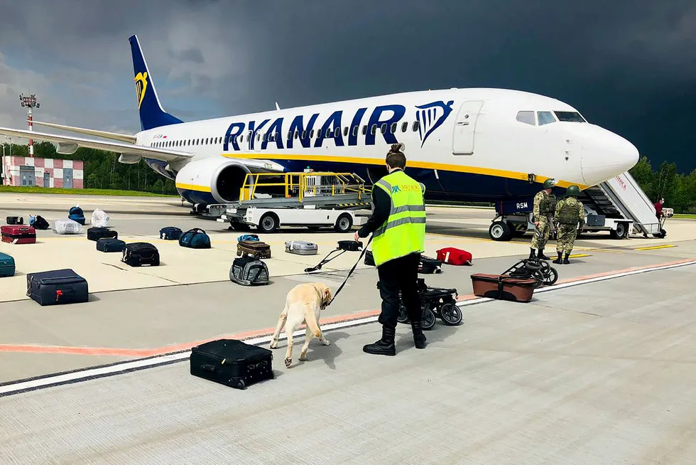 Vestlige land fordømmer at Hviterussland i helgen tvang et Ryanair-fly på vei fra Aten til Vilnius til å lande i Minsk. Den regimekritiske journalisten Roman Protasevitsj (under) ble pågrepet.