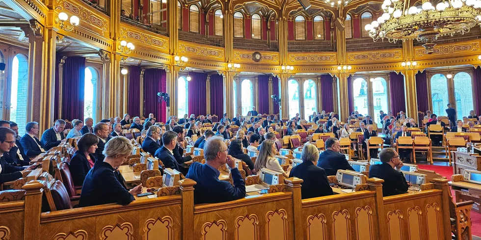 Stortinget er nær fulltallig onsdag 31. mai når blant annet lakseskatten skal behandles