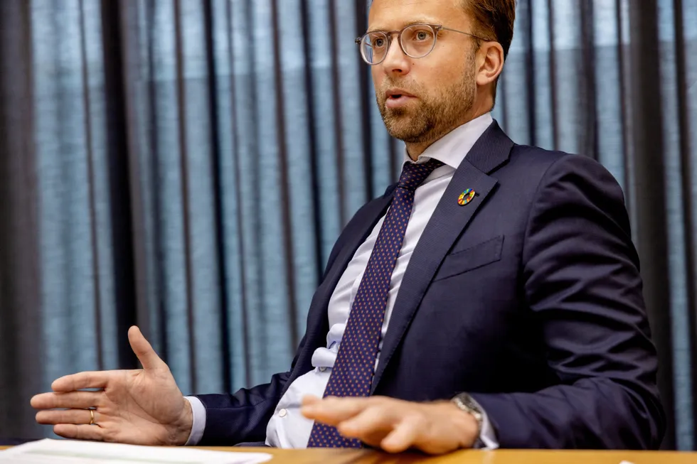 Nikolai Astrup forblir på Stortinget der han er Høyres energi- og miljøpolitiske talsperson.