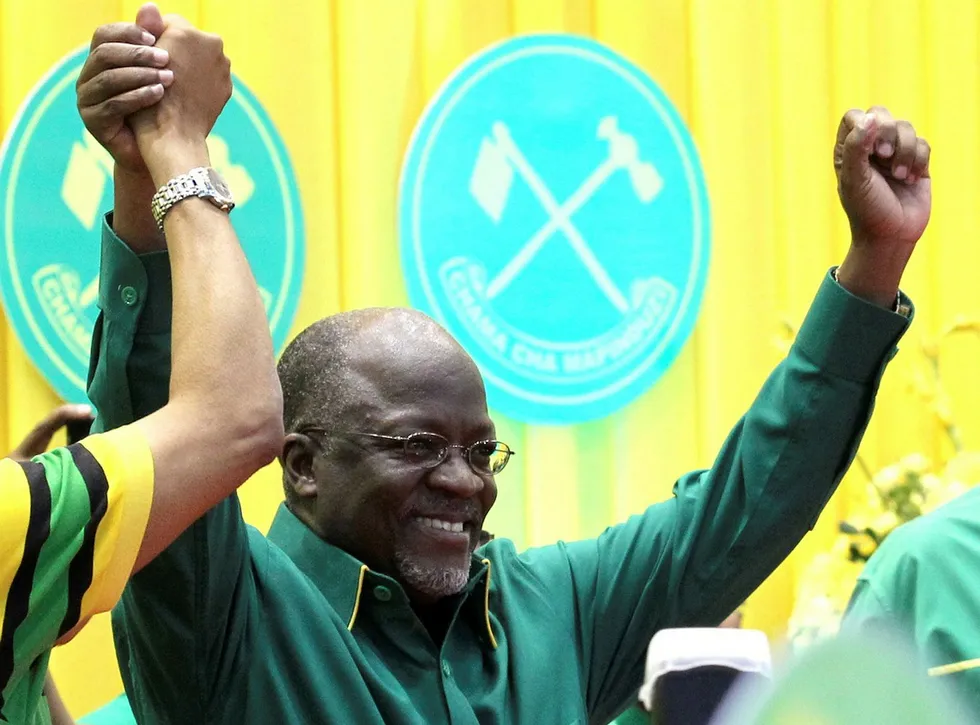 Tanzanias president John Magufuli lever opp til sitt kallenavn «bulldoseren».