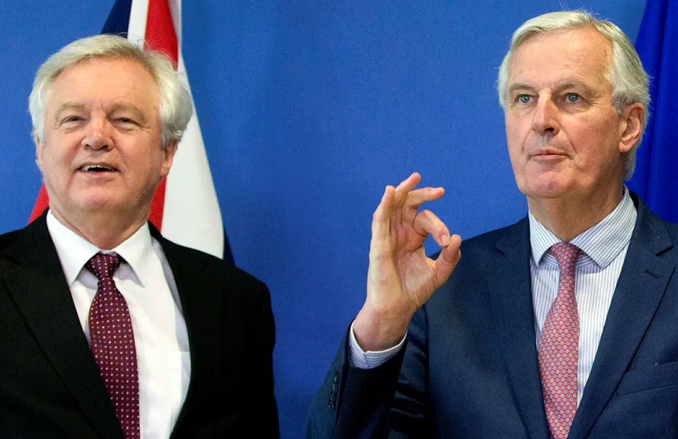 EUs sjefforhandler Michel Barnier (til høyre) foreslår en norsk lightløsning for Storbritannia. Her sammen med britenes brexitminister David Davis. Foto: Virginia Mayo/AP/NTB Scanpix