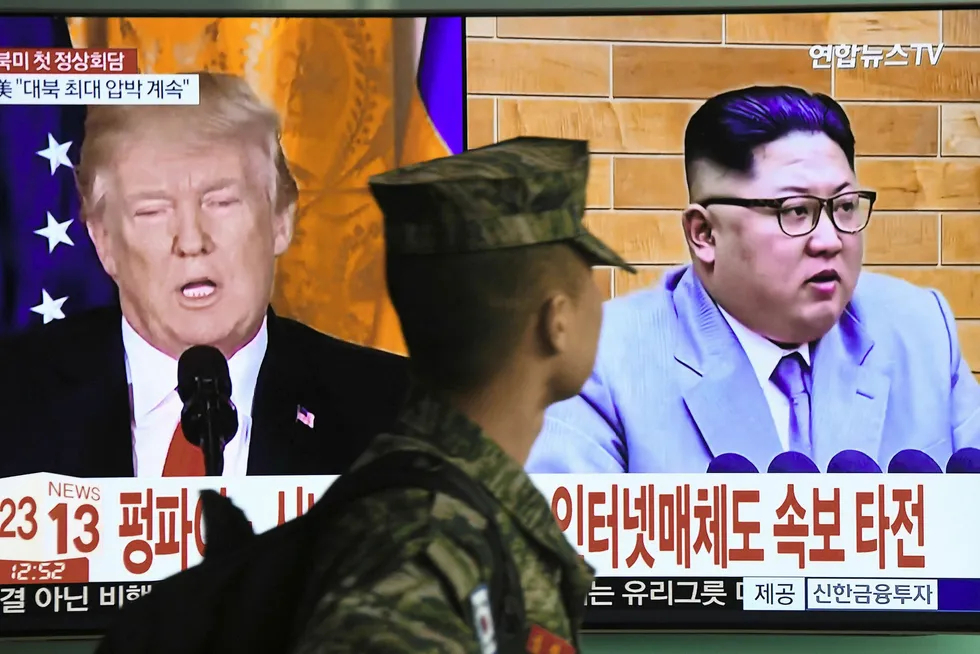 Historisk. En sørkoreansk soldat ser et nyhetsoppslag om Donald Trump og Kim Jong-uns svært overraskende avtale om å møtes i løpet av mai måned. Møtested er foreløpig ikke bestemt, men Sverige trekkes frem som en het kandidat. Foto: Jung-Yeon-Je/AFP/NTB Scanpix