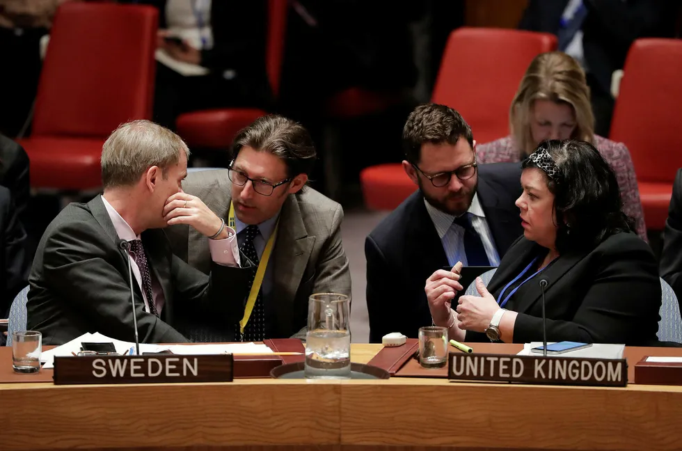 Den britiske FN-ambassadøren Karen Price (t.h.) under fredagens møte i FNs sikkerhetsråd. Sveriges Olof Skoog sitter på plassen til venstre. Foto: Julie Jacobson / AP / NTB scanpix