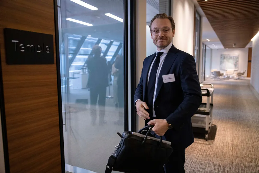 DNB Markets-sjef Alexander Opstad sier kostnadssynergiene skal tas over tid. Først skal inntektene økes.