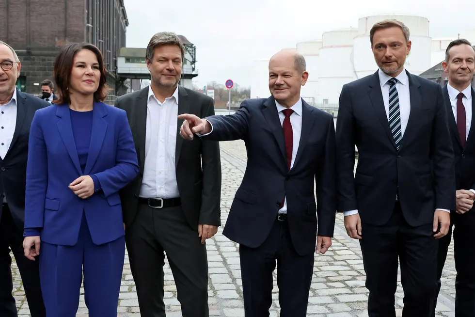 De skal styre Tyskland; Annalena Baerbock og Robert Habeck fra De grønne, påtroppende forbundskansler Olaf Scholz fra Sosialdemokratene og Fridemokratenes Christian Lindner.