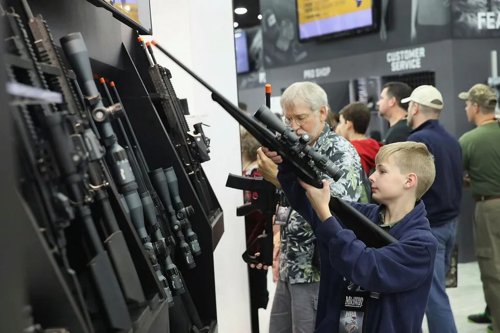 Den amerikanske våpenlobbyen National Rifle Association (NRA) avviser strengere våpenlover.