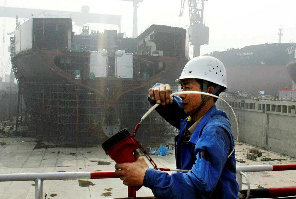 En kinesisk arbeider ved statseide Dalian New Shipbuilding Heavy Industry Co. Ltd, nordøst i Kina. Kinas statseide selskaper har lagt bak seg et rekordår med en høyere omsetning- og resultatvekst enn private selskaper. De har en rentebærende gjeld og forpliktelser på over 62.000 milliarder kroner.