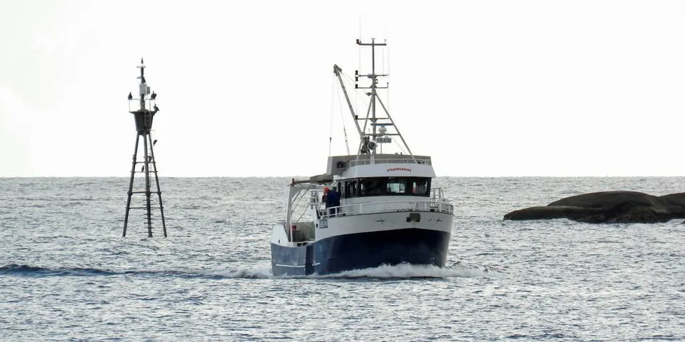 ER MED: «Straumværing» fra Lofoten er blant de relativt få kystfiskebåtene som har tatt sin tilmålte andel av distriktskvota. Men kommer det en merkbar refordeling ser ikke skipper Kurt Kristensen bort fra at de tar turen nordover igjen.Foto: Jon Eirik Olsen