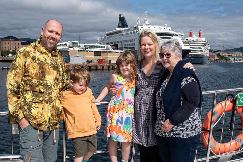 Marianne Walker (til høyre) med datteren Vicky, samt barnebarn og svigersønn på fjordcruise i Oslofjorden.