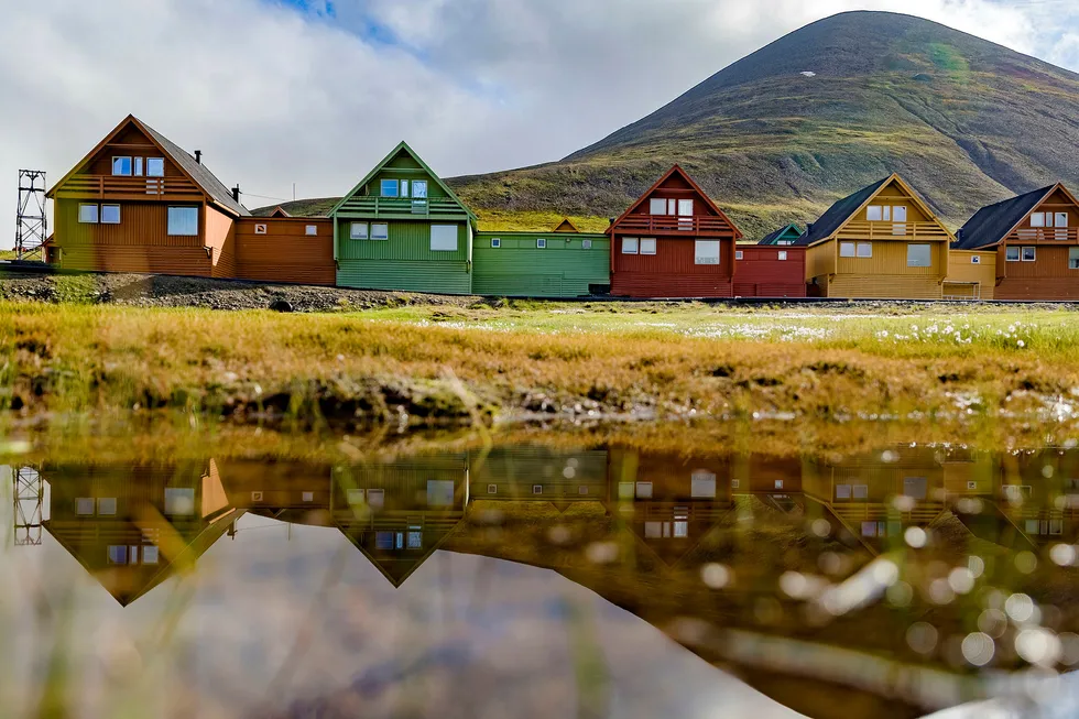 Tross kunnskap om klimaendringer, og hvordan grunnarbeid og bygging på permafrost raskt kan ødelegge permafrosten, bygges det fremdeles på Svalbard uten å ta tilstrekkelig hensyn til disse forholdene.