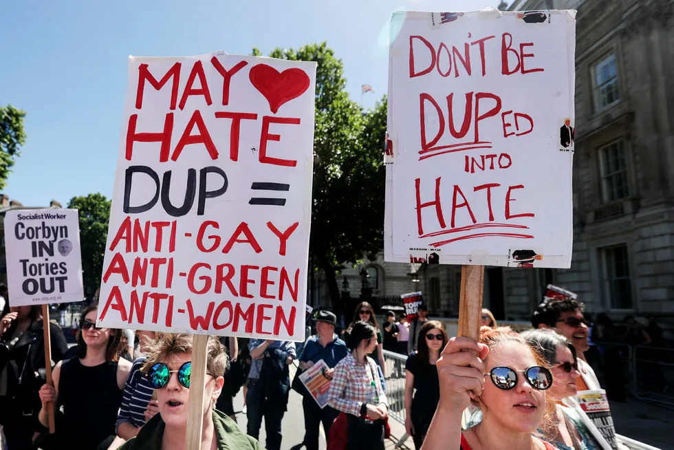 Bildet viser en demonstrasjon mot det nordirske unionistpartiet DUP i gaten Whitehall i sentrum av London på lørdag. Foto: Tim Ireland/AP/NTB Scanpix