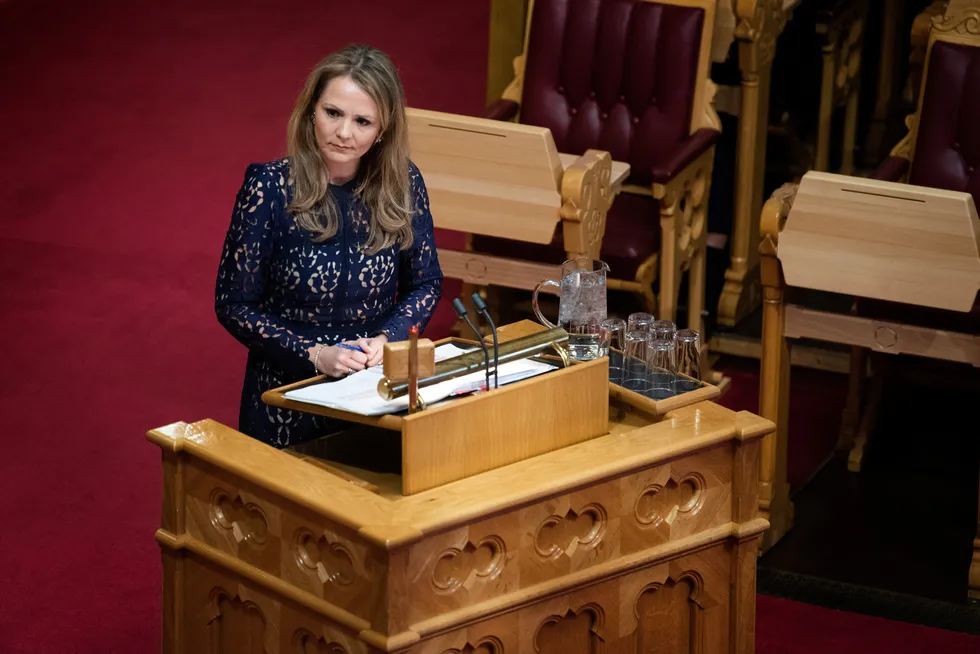 Linda Hofstad Helleland (H) reagerer på sent svar til Stortinget fra næringsministeren. Bildet er fra hennes tid som barne- og likestillingsminister, da hun selv svarte på spørsmål fra de folkevalgte.