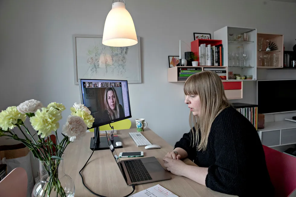 Tone Østerdal, daglig leder i Norske konsertarrangører, arrangerer et digitalt møte med festivalaktører som forberedelse til et møte med kulturminister Abid Raja. Hun er hjemme i egen stue. Mia Eriksen på skjermen