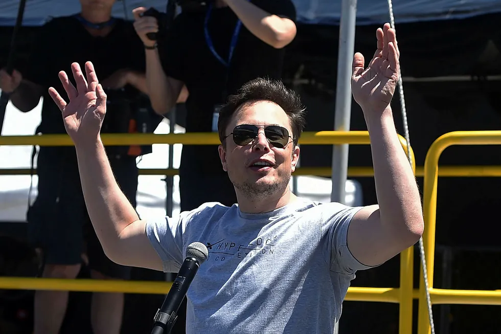 Tesla-gründer Elon Mush hilser på de fremmøtte på SpaceX Hyperloop Pod Competition i California søndag forrige uke. Foto: Robyn Beck/AFP Photo/NTB Scanpix