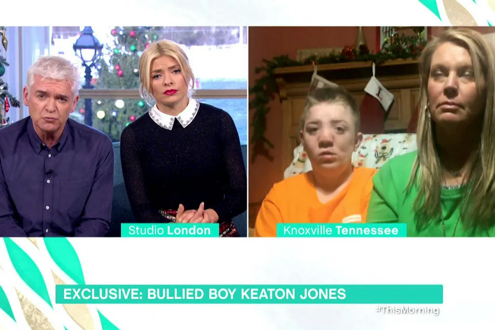 Amerikanske Keaton Jones (11) ble global kjendis over natten etter at moren hans postet en video der han gråter mens han forteller hvordan han blir mobbet på skolen. Her snakker Keaton og hans mor Kimberley (til høyre) med Holly og Phillip på den britiske tv-kanalen ITV1. Foto: ZJJG/LNG
