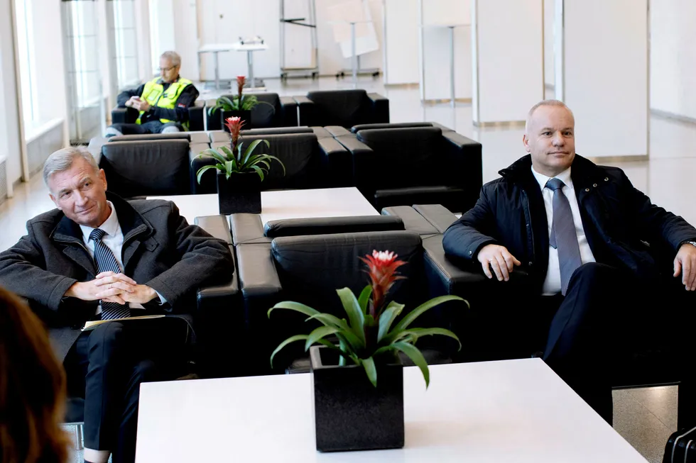 Styreleder Jon Erik Reinhardsen (til venstre) i Equinor og Anders Opedal påtroppende Equinor sjef venter på å få komme inn til Tina Bru. Equinor skal møte olje- og energiministeren i forbindelse med PwC rapport om USA investeringene.