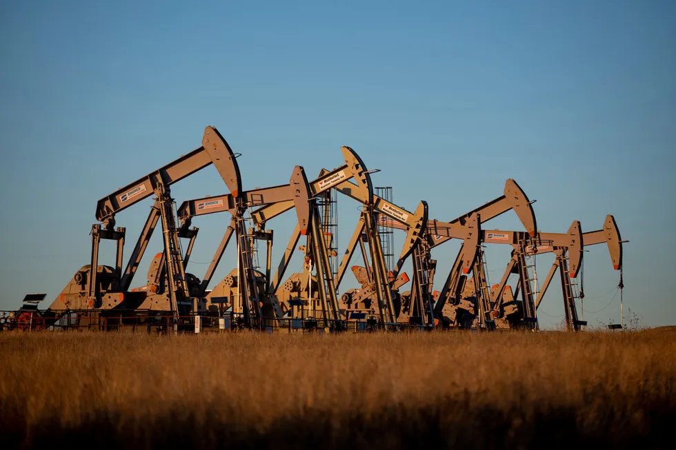 Etterspørselen etter olje har tatt seg kraftig globalt i takt med at stadig flere land gjenåpner samfunnet. Her vises oljerigger i delstaten Colorado, USA.
