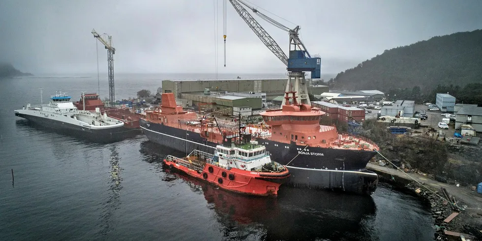 Arkivbilde: Skroget til «Ronja Storm» ved Havyard-verftet i Leirvik i Sogn, klar til å bli verdens største brønnbåt. Sølvtrans skal leie ut brønnbåten til Huon Aquaculture i Tasmania utenfor Australia.