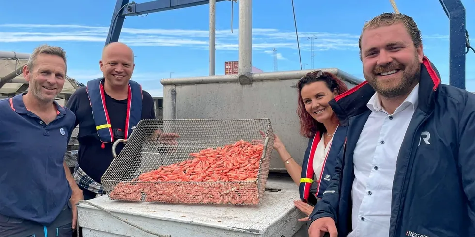 Fisker og leder i Kristiansand Fiskarlag, Carl Aamodt (til høyre) mener det ikke er grunnlag for grunnrenteskatt i fiskerinæringen. Her avbildet med blant annet finansminister Trygve Slagsvold Vedum fra en båttur tidligere i år, da drivstoffpriser var temaet.