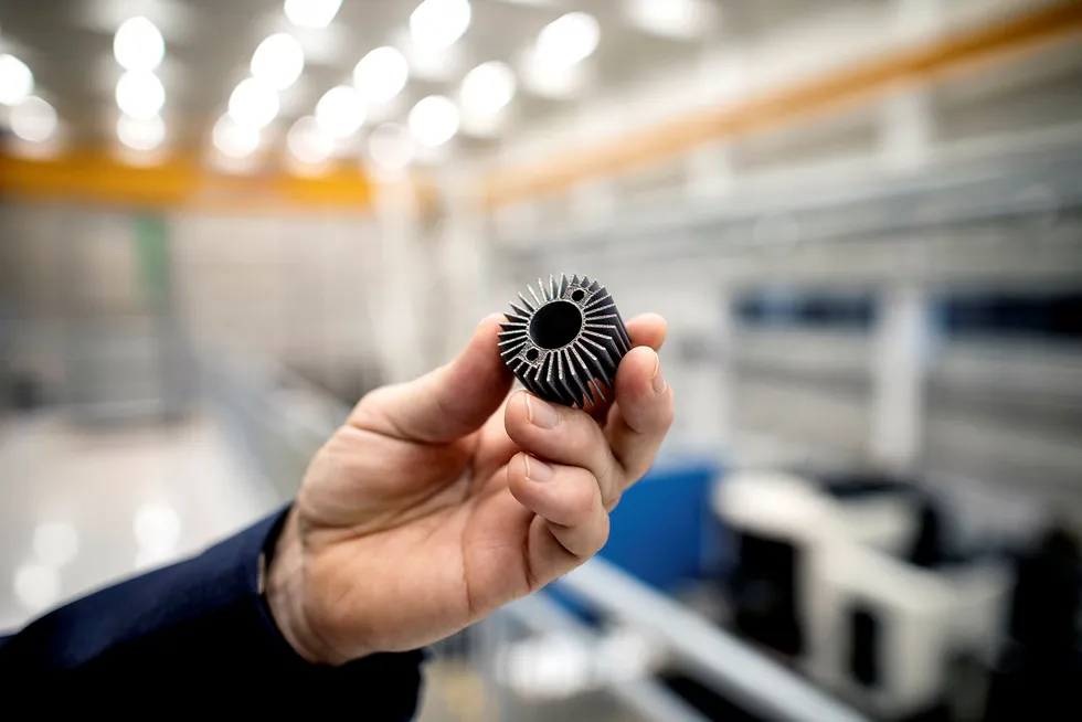 Teknologidirektør i Arendals Fossekompani, Morten Henriksen, viser frem en komponent fremstilt ved 3D-printing på Mechatronics Innovation Lab på Universitetet i Grimstad.