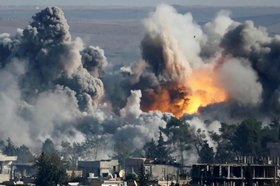 USA vurderer å sende bakkestyrker inn i Nord-Syria, som her i byen Kobani. Her fra et flyangrep høsten 2014. Foto: Kai Pfaffenbach/Reuters/NTB Scanpix