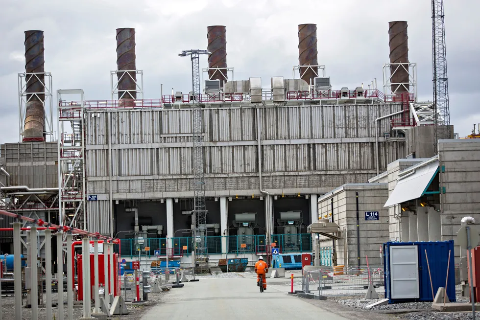 Elektrifisering av Equinors gassanlegg (bildet) på Melkøya utenfor Hammerfest vil forårsake bare en liten del av den ventede oppgangen i strømprisene i Nord-Norge, ifølge skribentene.