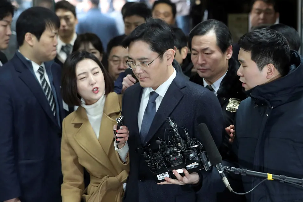 Lee Jae-yong, assisterende styreleder i Samsung, får spørsmål fra journalister på vei inn til høring i Seoul torsdag. Foto: Choi Jae-gu