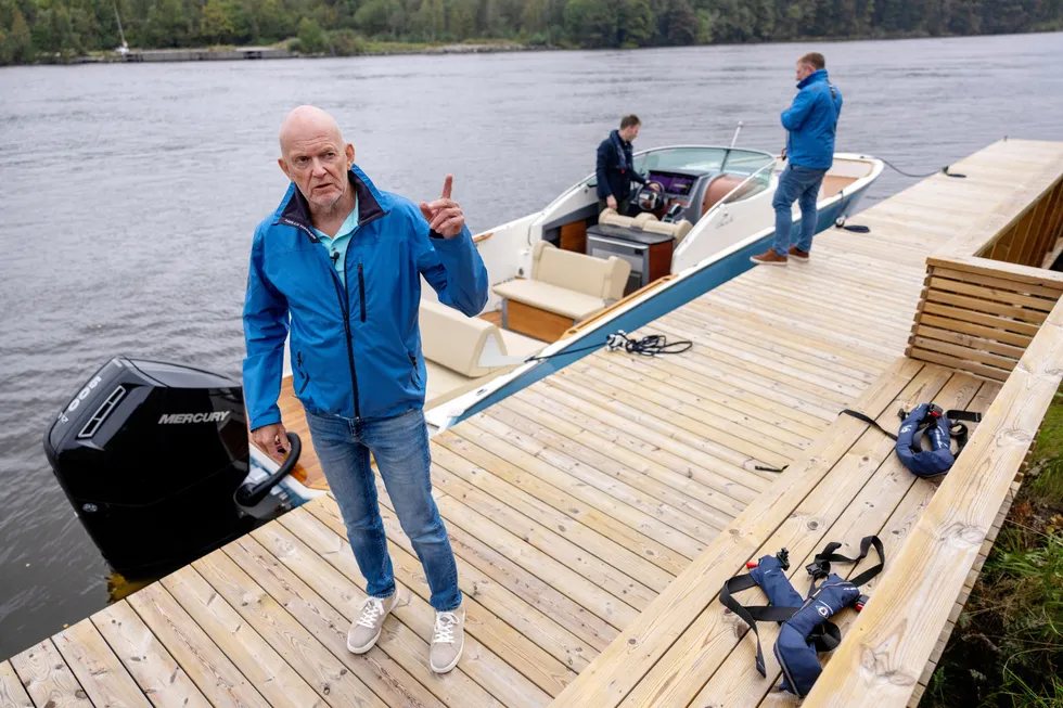 Fra hovedkontoret langs Glomma har Egil Ranvig (66) bygget opp gasellelskapet Cormate. Om bord i båten er sønnen Stian. mens daglig leder Jon Aksel Brynildsen følger med fra bryggekanten.